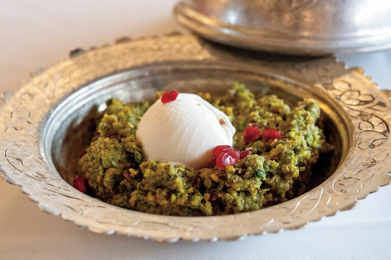 銅食器に盛られたデザートの“レヴズィーネ”620トルコリラ（トッピングのアイスクリーム390トルコリラ）は、アーモンドとバターをじっくり煮詰めた練り菓子。