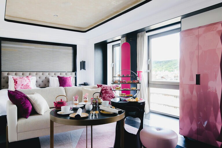 フォションピンクで彩られたお部屋でアフタヌーンティーを楽しめる宿泊プランも(1日1組限定)。