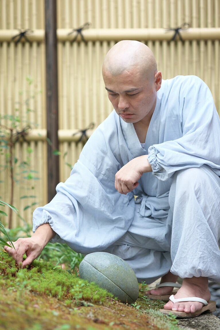 庭園を彩る苔は神社仏閣の「名物」だが、名物たるには日々の手入れが欠かせない(『比叡山大阿闍梨 心を掃除する』より)。