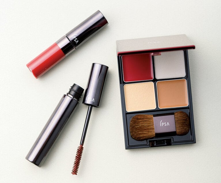 「一気に秋冬気分になれる、モードな赤が目を惹く！　練り状のパレットは乾燥シーズンも艶やかな肌に」(K) 「カラーマスカラは自然な色気を演出してくれる」(N) ホリデー コレクション 2019：デザイニング フェイスカラーパレット 2019、リップグロス 2019、マスカラ 2019 7,000円／イプサ(2019年11月1日[木]限定発売)