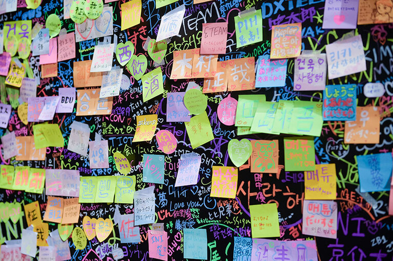 ボードには溢れんばかりのメッセージが！　つい、じっくりと読んでしまう。