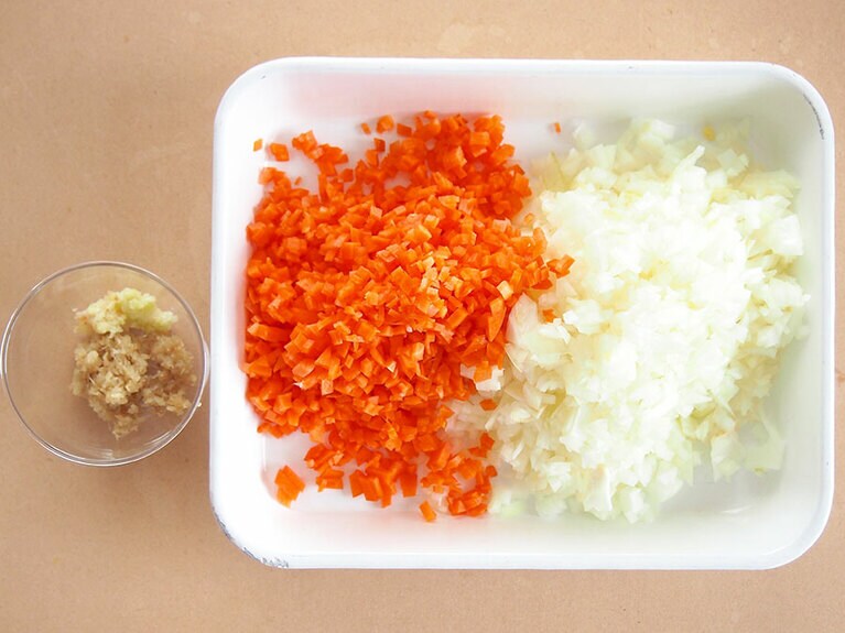 (4) 玉ねぎ、人参をみじん切りにします。にんにく、生姜をすりおろします。