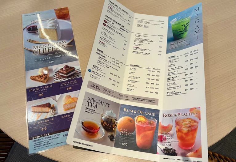 約20種類の紅茶を展開し、こだわりのスイーツも展開。写真はTULLY’S COFFEE ＆TEA 虎ノ門ヒルズ店のメニュー（筆者撮影）
