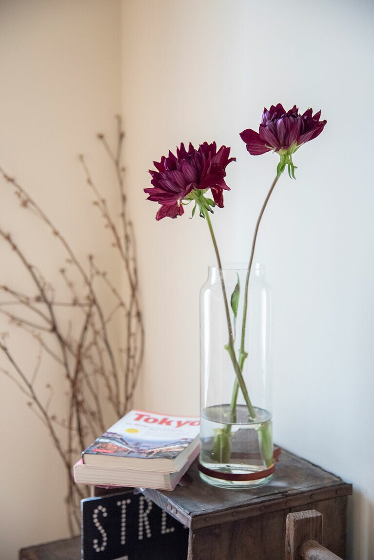 ボリュームのある黒いダリアを二輪飾るだけでも空間がお洒落に。