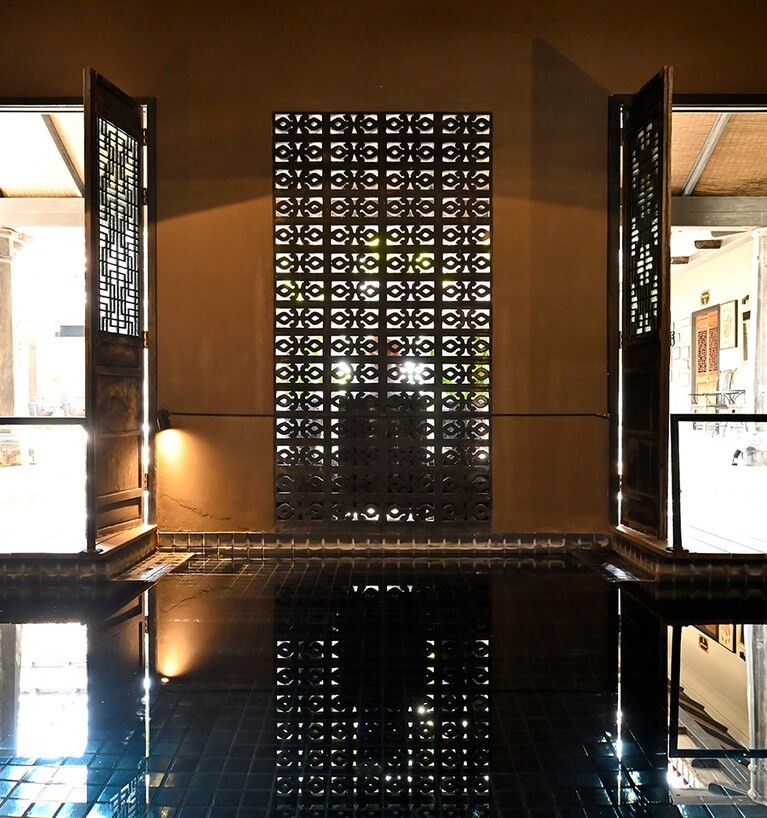 禅と経絡指圧に基づいたマッサージを水中で行なうWATSU専用の屋内プール。