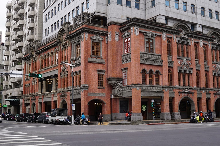 「保安店」。古い建物に増築して、上は高級ホテルになっています。