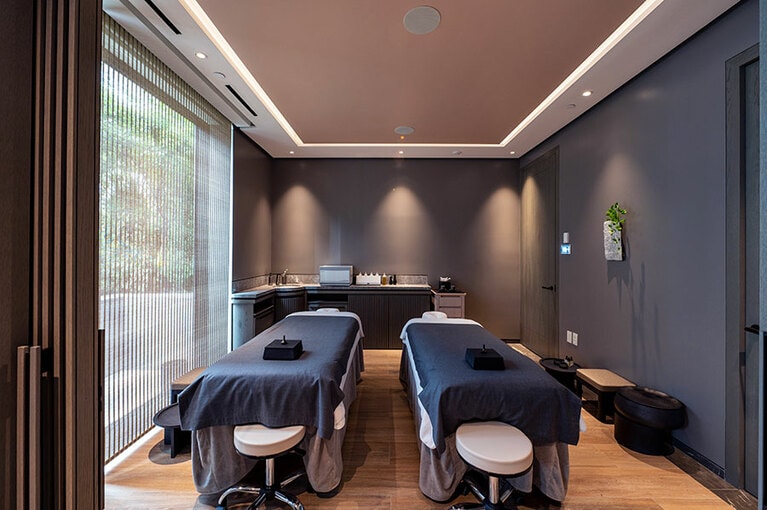 貸し切りで二人同時にスパの施術を満喫。