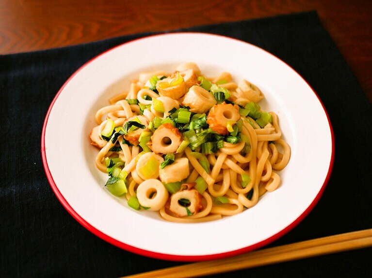 「小松菜とちくわの焼きうどん風」。