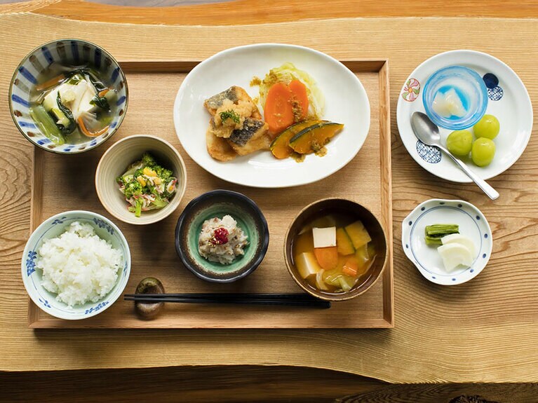 自在館［新潟／栃尾又温泉］一汁四菜夕食。
