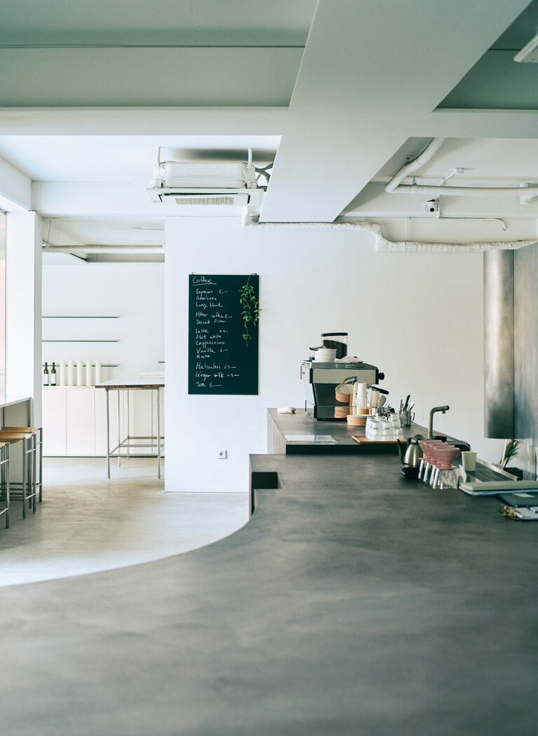 店内は質感の異なる素材の組み合わせでクールな空間に。