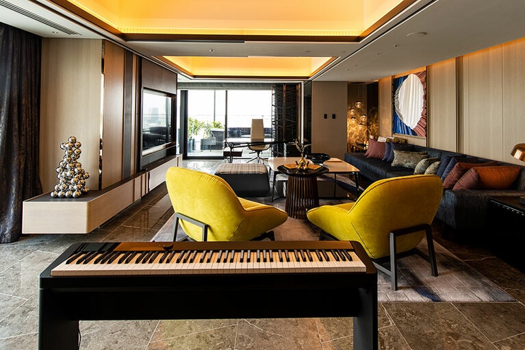自分で弾いてレッスンできる機能も備えているCASIOの電子ピアノを配した「チャプター4 スイート リュクス」のリビング。オーディオ再生機能で優雅な旋律を楽しめます。