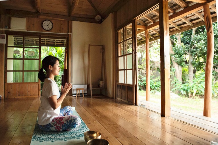 「EEF Breeze」オーナー兼セラピストの上村千晴さん。ヨガやマッサージを通して、島民や観光客の心身をほぐして癒やすサポートを行う。