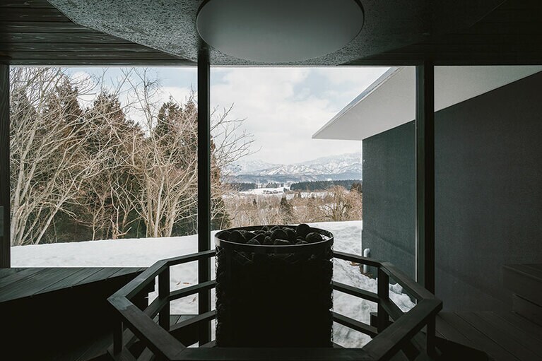 一面ガラス張りの北欧式ドライサウナ。栗ヶ岳を望む外気浴スペースや水風呂もある。