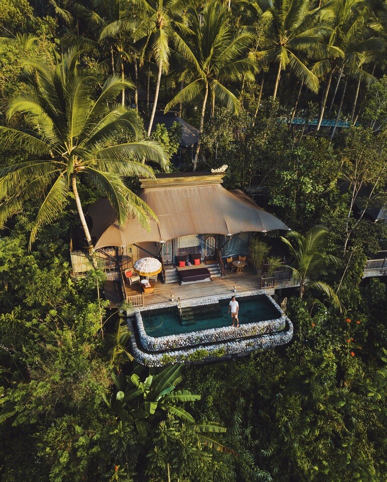 ウォス川へ段々と下りていく渓谷に広がるリゾート。テントが緑に埋もれそう。