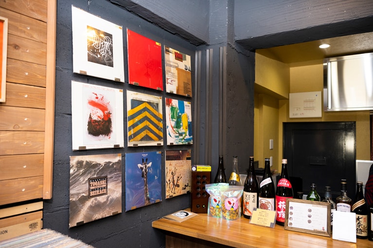 カウンターでは手作りの豚まんやちまきも。くつろぎながら音楽を堪能できる。