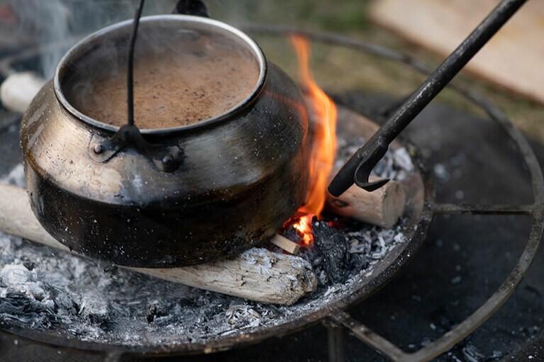火吹き棒を使えば熾火に火をおこせる。