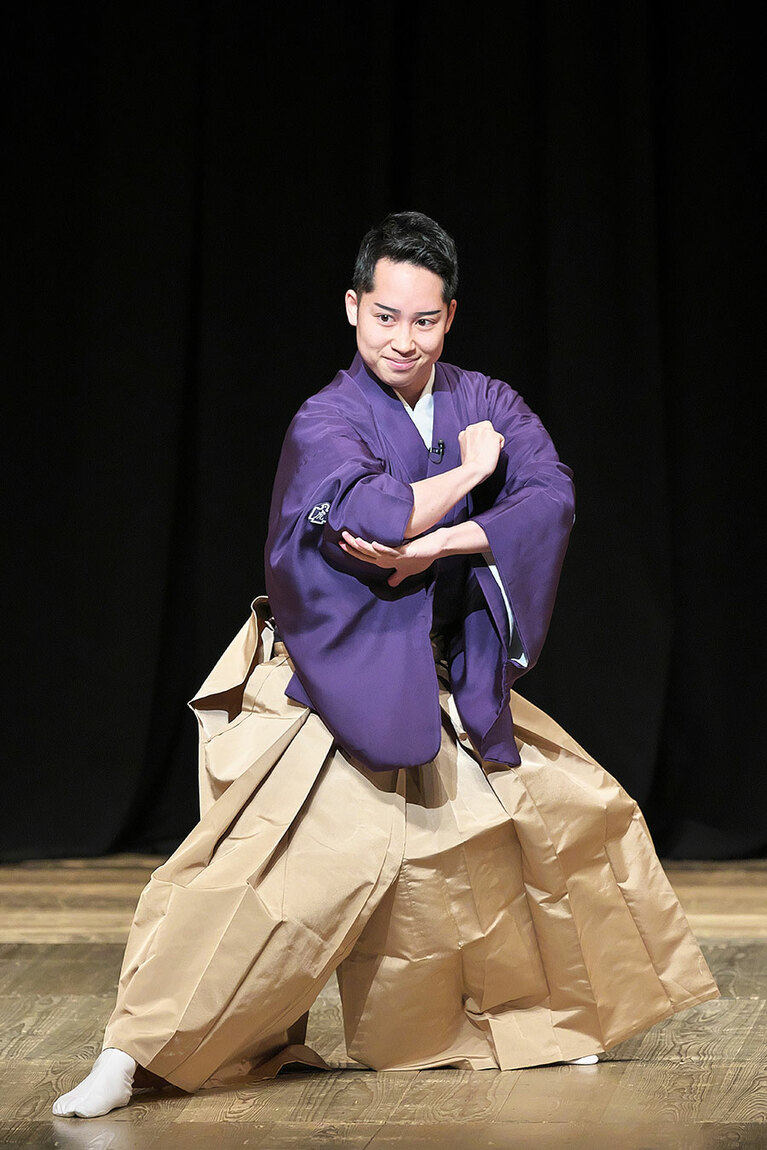 素顔のまま見得のやり方を観客に伝授　舞台写真提供：国立劇場