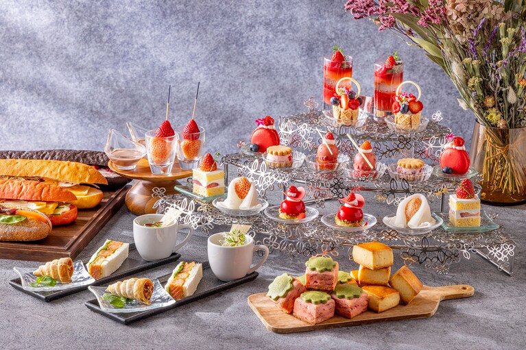 フレッシュいちごの食べ比べをはじめ、さまざまなスイーツが揃う「ストロベリーアフタヌーンティー」のイメージ。平日1名7,200円、土日祝1名7,800円（ともに税・サ込）。要予約。提供期間／2025年4月30日（水）まで。※3月1日～4月30日は、一部メニューがいちごから桜やピスタチオに変更予定。