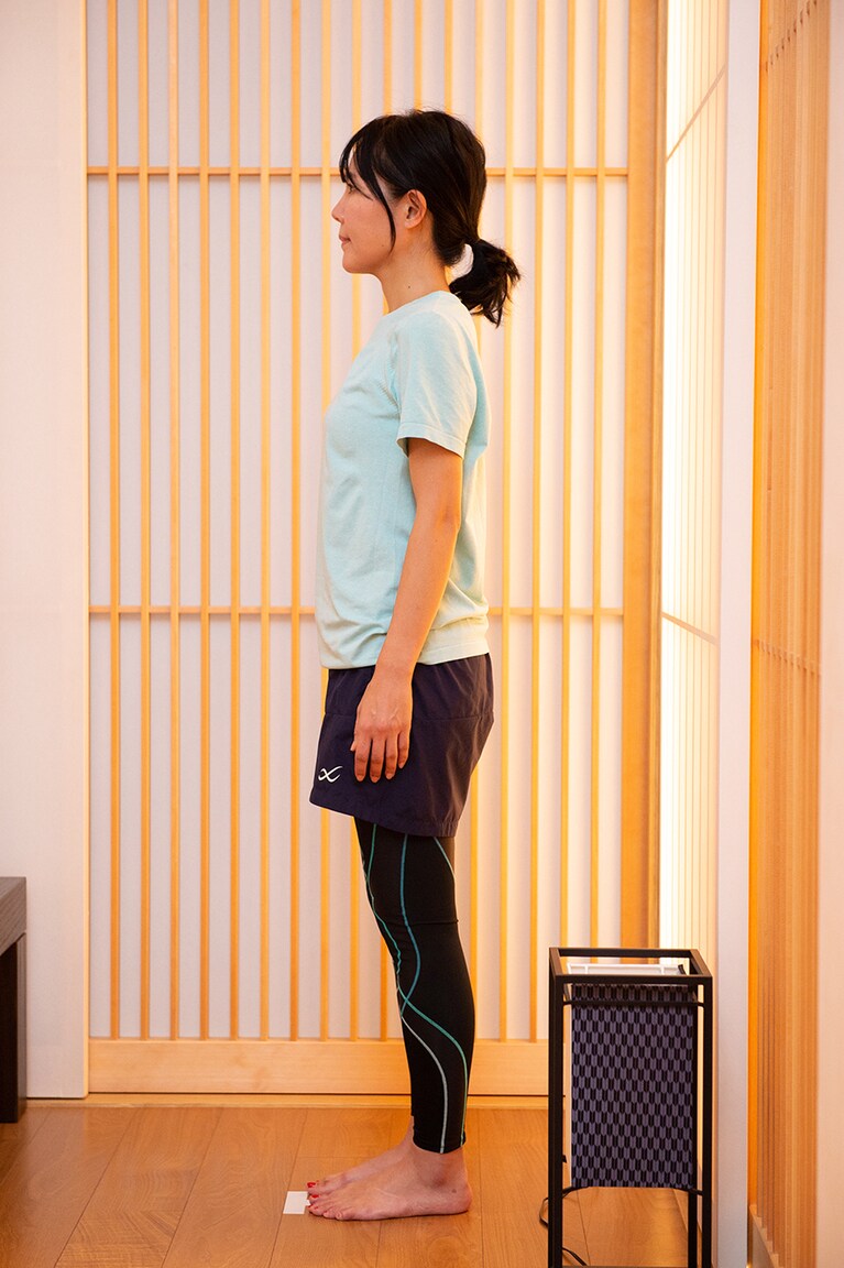 トレーニング後の姿勢。メンテナンスともいえるトレーニングをした後は、前に傾いていた首がまっすぐに。