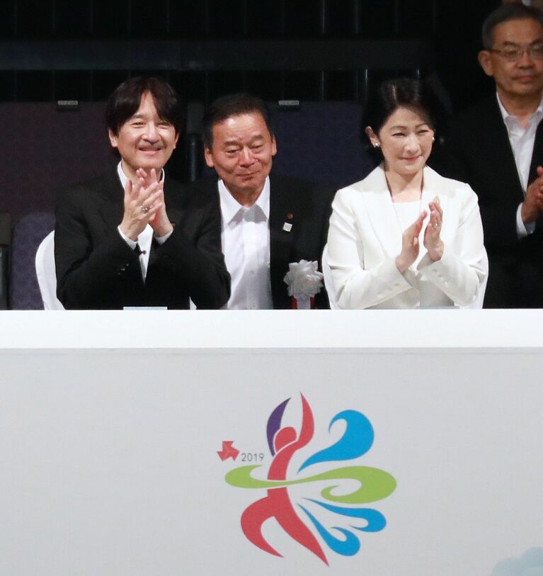 全国高校総合体育大会（インターハイ）総合開会式に臨席された秋篠宮ご夫妻　©時事通信社