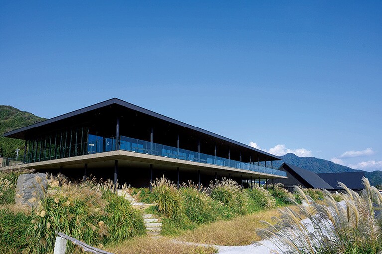 黒龍酒造を擁する石田屋二左衛門が開いた複合施設内。パティスリー併設のレストラン「Apero＆Patisserie acoya」、日本酒の試飲・購入ができる「石田屋 ESHIKOTO店」も。