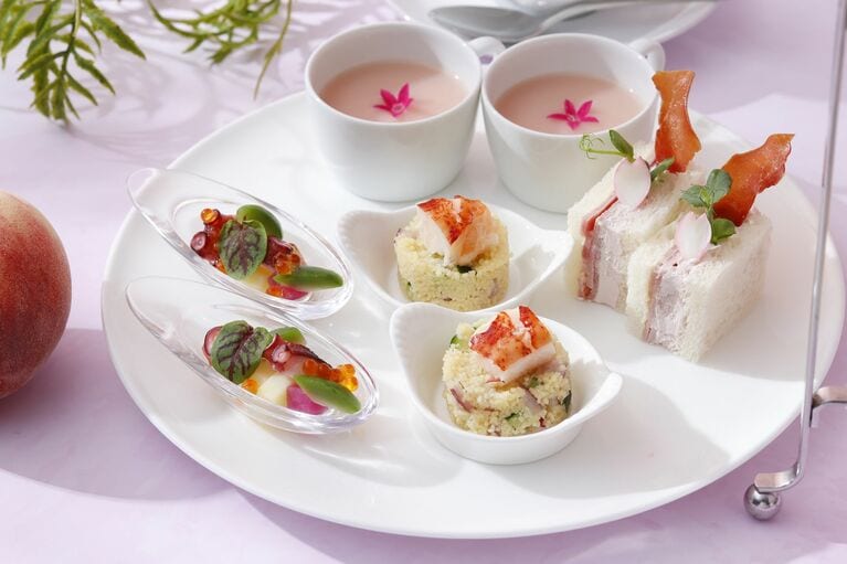 タコ・若桃・紅芯大根を、ほんのり桃が香るドレッシングでマリネした「タコと若桃のマリネ　ピーチドレッシング」ほか、セイボリープレートのイメージ。