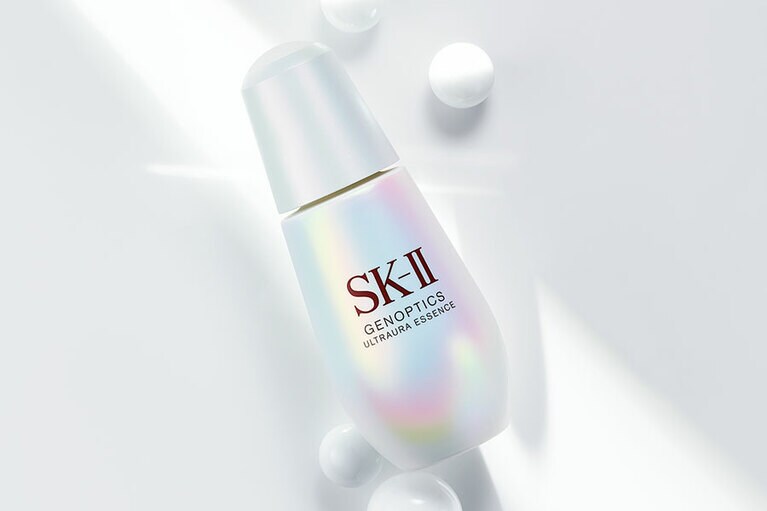 SK-II「ジェノプティクス ウルトオーラ エッセンス」［医薬部外品］50mL 24,000円 (編集部調べ)／SK-Ⅱ