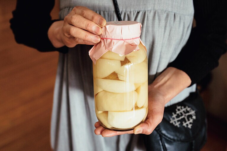 大きな瓶にたっぷり詰まった桃のシロップ漬け(大1,500円)は、近隣の農家さんの手づくり。売店では四季折々の果物や野菜の販売も。