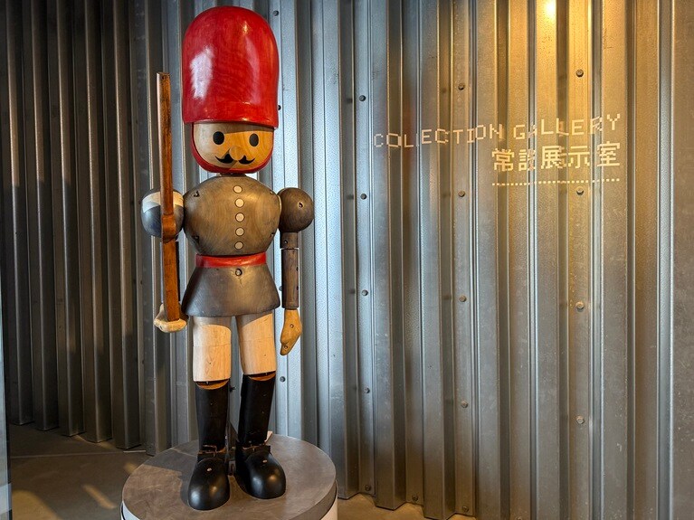 KOSUGE1-16「Toy Soldier」。常設展示室の前の監視員。人がいないとすぐ怠けて座り込んでしまうのだそう。