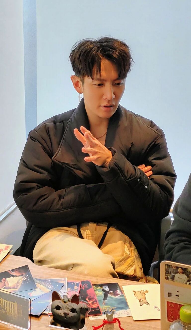 インタビューに答えるクー・チェンドン