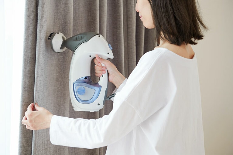 付属のアタッチメントを使えば、衣服、カーテン、ファブリックなどのシワもしっかりのばせます。