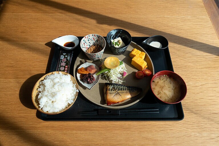 海を眺めながら楽しめる朝食。