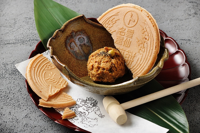 雲仙のお土産として名高い「湯せんぺい」のサクサクとした食感に、豚の角煮をアレンジしたリエットが相性抜群。