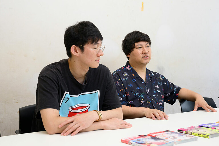 インタビューに答えてくれた、ロングコートダディのおふたり。