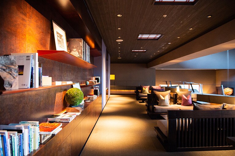 客室感覚でくつろげるライブラリースペース。書棚に本が並び、時間によりスパークリングワインやコーヒー、お菓子も用意されている。