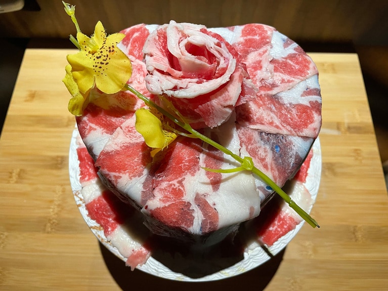 店舗利用日が誕生日の方には、ハートをかたどった豚肉ケーキを無料でプレゼント！