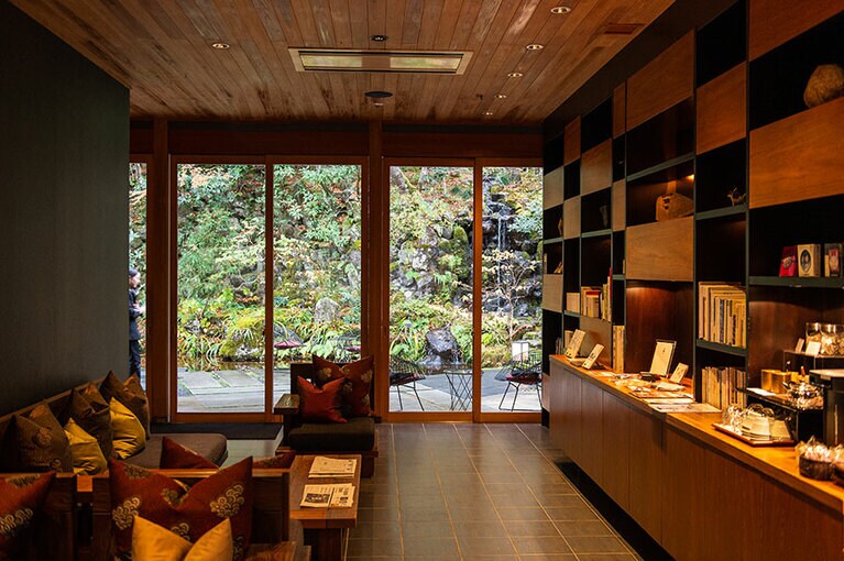 旅をテーマにした書籍をパラパラとめくりながら次の旅に思いを巡らせて。