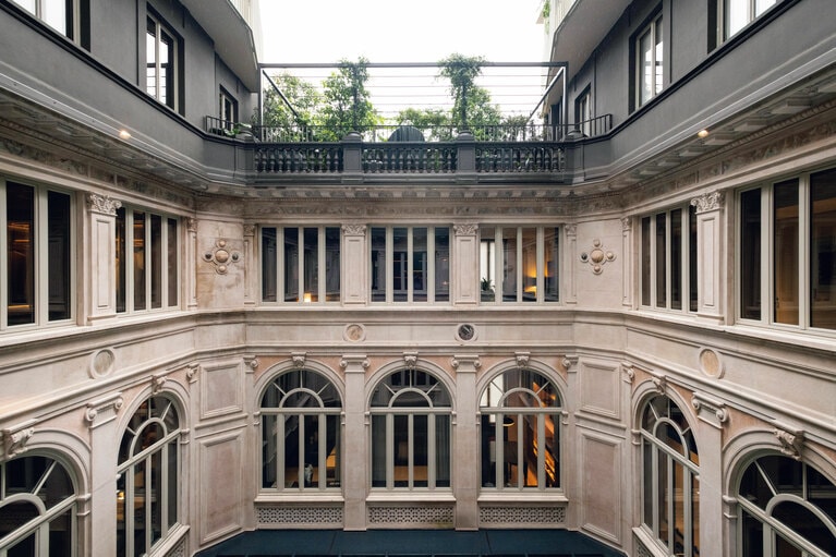 内部庭園を囲むように作られた建物。最上階の2フロアはゲストとの交流の場。テラスでイベントが行われることもある。