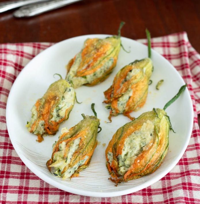 春から初夏にかけて出回るズッキーニの花。「カボチャの花」という名前でスーパーや市場に出回ります。