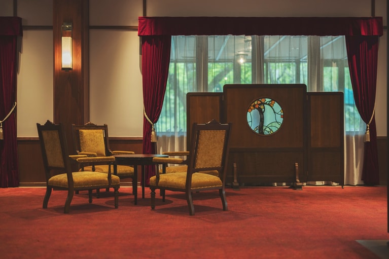 クラシックホテルならではの温もりを醸すロビーエリア。