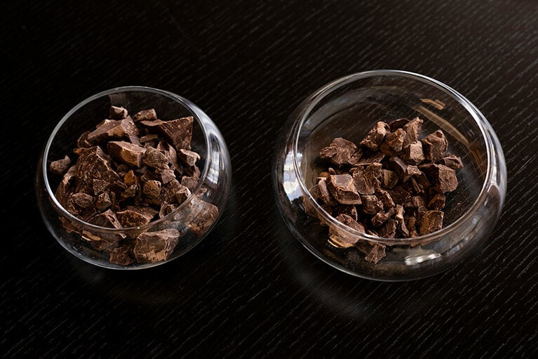 左)56％のカカオ、右)70％のカカオ。2つをブレンドして「カカオ・バリネーゼ」が作られている。