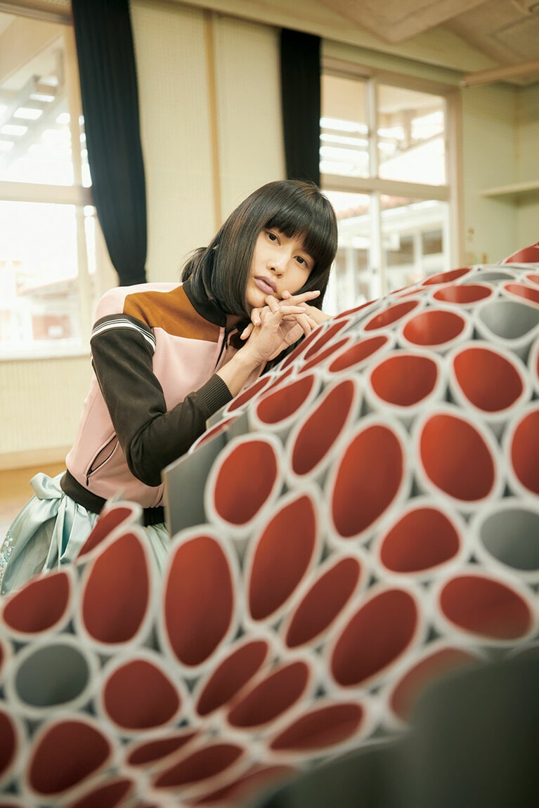 【ホテル アンテルーム 那覇 コレクション「ANTEROOM NAHA _Phase in Yambaru」】那覇に開業したアートホテル「ホテルアンテルーム那覇」の代表的なコレクションを再構築し、展示。相反するものの曖昧な共存をテーマに制作された、小林絵里佳氏の立体作品。