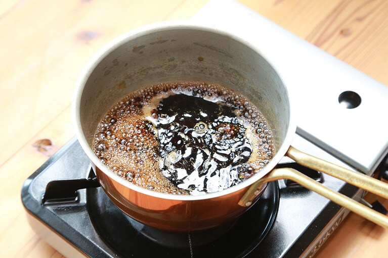ひと煮立ちのタイミングは泡立ちが見極め。すぐに火を消す。煮立たせすぎると醤油の香りが飛んでしまうので注意すること。