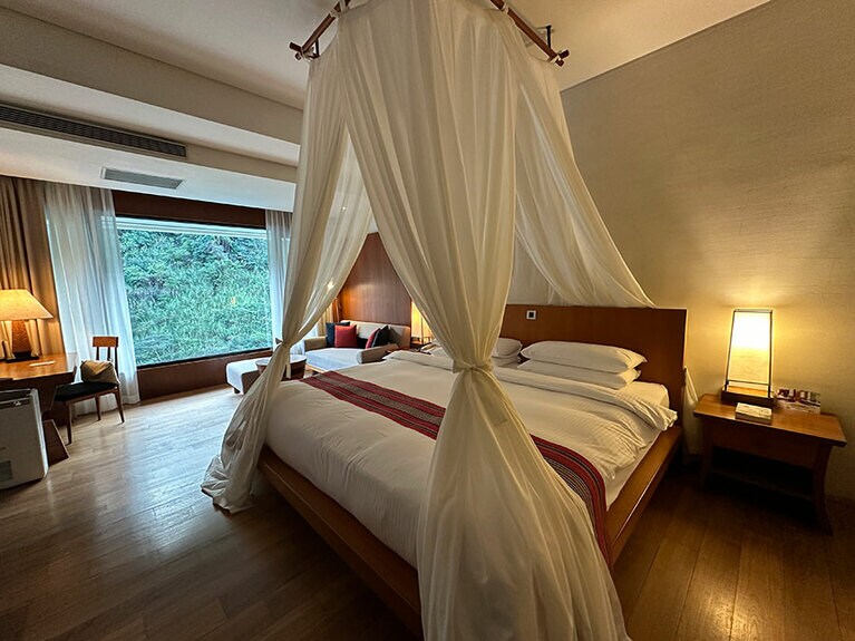 夕食後に部屋に戻るとキャンドルが灯され天蓋の布が下ろされている。