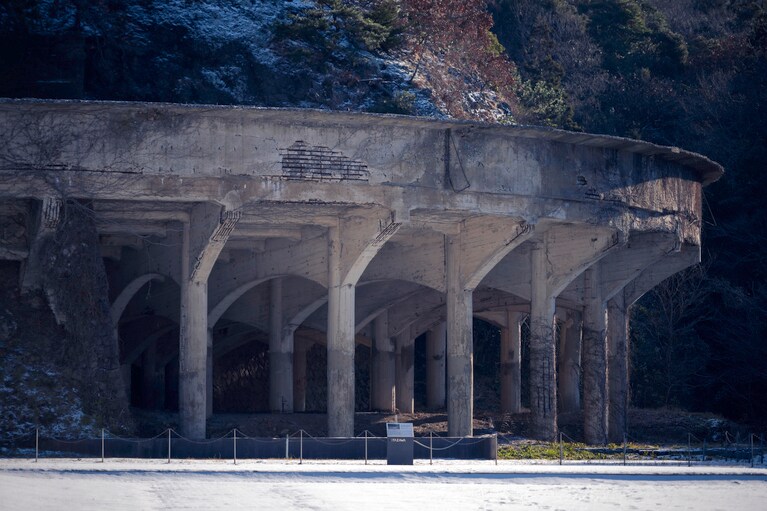 俳優・山田杏奈さんといく、世界遺産の島・佐渡島。雪景色の北沢浮遊選鉱場は神秘的な風景【通いたくなる島、佐渡】