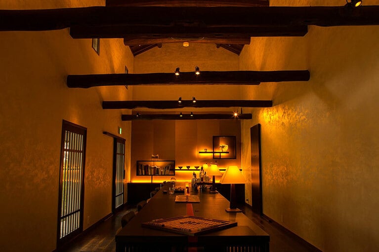 蔵をリノベーションした「Salon & Bar 蔵」。昼はサロン、夜はバーになる。