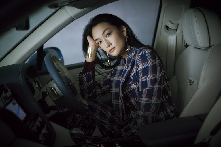 ジャケット 393,800円 パンツ 160,600円 ポロニット 167,200円 イヤリング 155,100円 ブレスレット 165,000円 胸ポケットのサングラス 47,300円／ すべてエトロ（エトロ ジャパン 03-3406-2655）