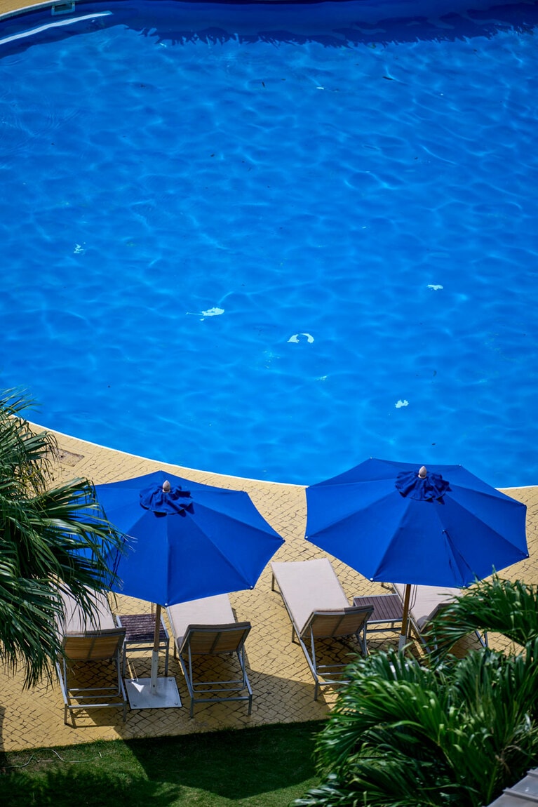 太陽が降り注ぐガーデンプール。