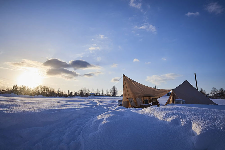 雪深い新潟の三条市で本格的な雪中キャンプが楽しめる。