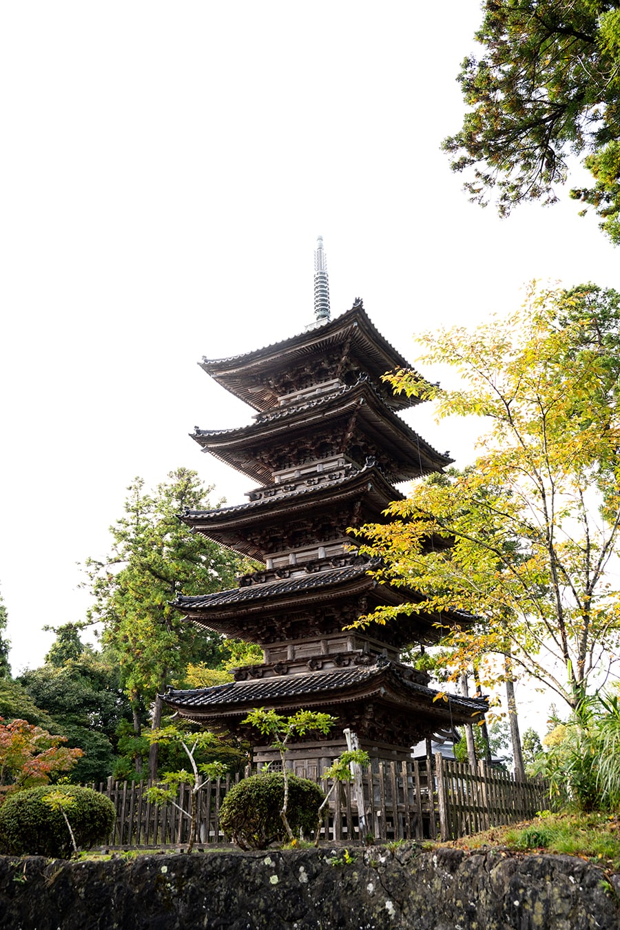 相川の宮大工棟梁が親子二代、30年がかりで完成させたと伝わる五重塔。建築様式は和様の三間五重塔婆で全高約24m。